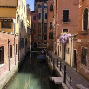 Airbnb Entrance by the Canal with typical buildings and flowers