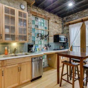 Chicago-Lincoln-Park-Airbnb-Option-6-Kitchen