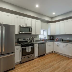 Airbnb Lincoln Park Chicago-option 8-Kitchen